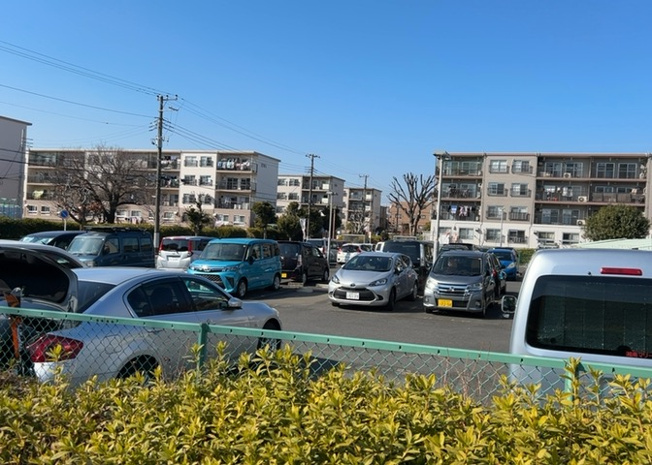 【駐車場】 | 相武台団地２１０７号棟 | 駐車場と明記されていても、最小スペースでつくられた駐車場だと大型車は駐車できなかったり、出入りしにくくなったりする可能性があります。お車のサイズと購入したい物件の駐車場のサイズを現地で確認しましょう。