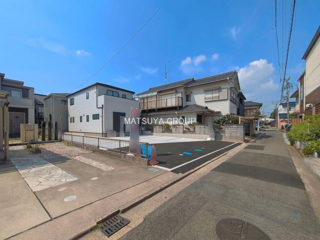 リーブルガーデン岡崎市元能見町　1号棟の前面道路含む現地写真