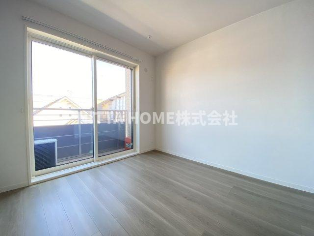 メゾン　テンゲルの居間・リビング|大きな窓が魅力的な室内です♪