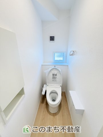 CRADLEGARDEN宇都宮市野沢町第4のトイレ|小窓から換気ができて清潔なトイレスペース☆
