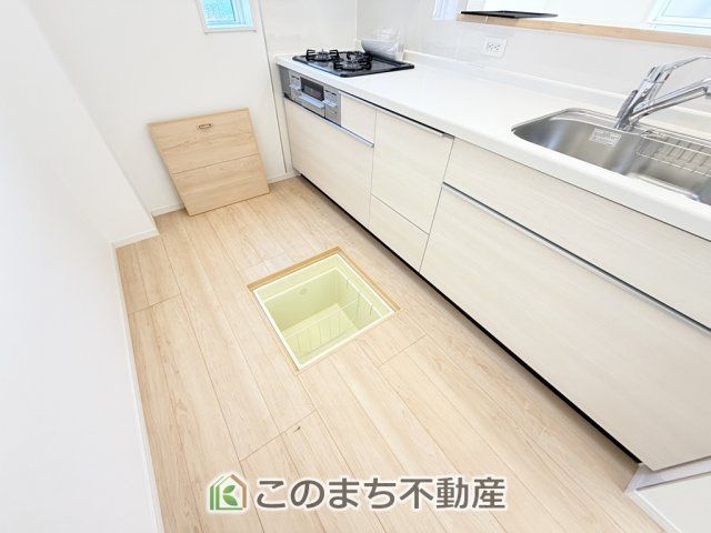 CRADLEGARDEN宇都宮市野沢町第4の収納|キッチンには床下収納を備え、食品や日用品のストック収納に便利。すっきり片付く使い勝手の良い設備です。
