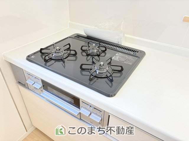 CRADLEGARDEN宇都宮市野沢町第4のキッチン|三ツ口コンロ採用で、同時調理もスムーズ◎！お料理を並べられるカウンター付きで、配膳・片付けをサポート！リビングで過ごすご家族とコミュニケーションを楽しみながら作業可能です♪