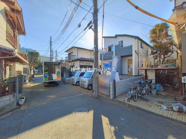 練馬区大泉町5丁目　駐車2台×土地43坪超　大型住宅　限定1棟の前面道路含む現地写真