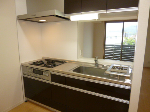 ソル・グレイスＡのキッチン|３口ガスコンロ付き