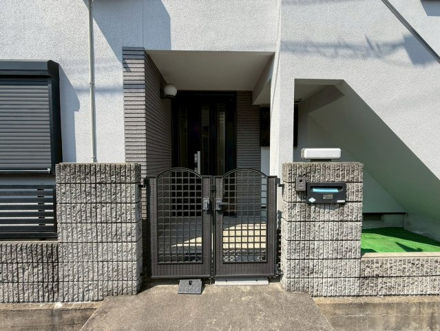 高槻市緑町貸家のエントランス