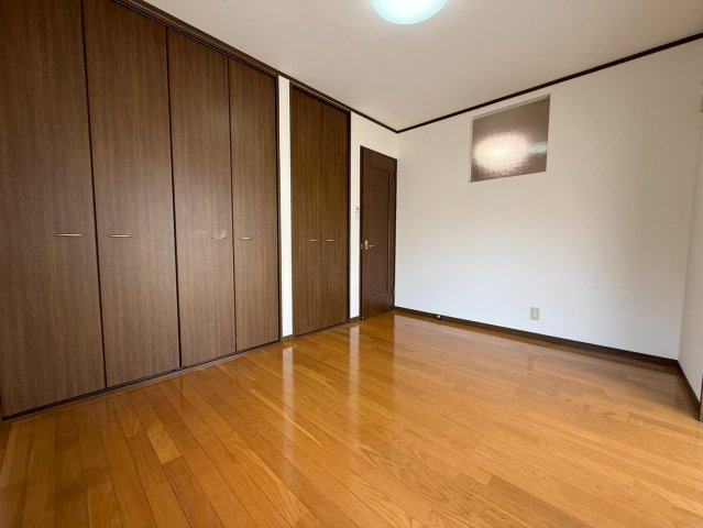 高槻市緑町貸家の洋室