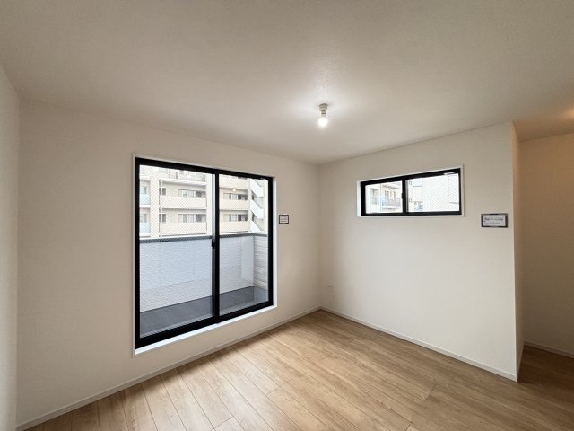 KIS昭和区川名町2期｜名古屋市の戸建ならホームアップの洋室|窓から心地よい光と風を取り込む二面採光。プライベートな時間をゆったりと過ごせる、安らぎの居室空間です。