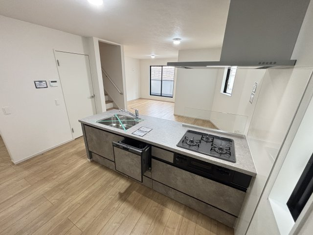 KIS昭和区川名町2期｜名古屋市の戸建ならホームアップのキッチン|【売主施工例】リビングで遊ぶお子様の様子を見守りながら、安心してお料理。家族との会話も弾む、幸せなキッチン時間です。