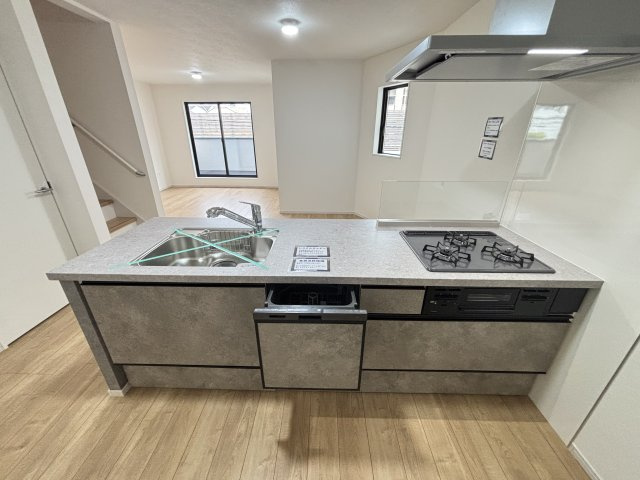 KIS昭和区川名町2期｜名古屋市の戸建ならホームアップの居間・リビング|【売主施工例】たっぷりの陽光が降り注ぎ、自然と家族が集まる明るい空間。笑顔あふれる団らんの時間がここから始まります。