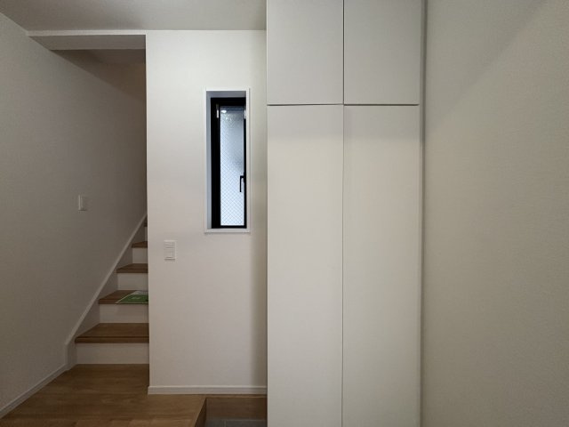 KIS昭和区川名町2期｜名古屋市の戸建ならホームアップの玄関|大容量のシューズボックスで、散らかりがちな玄関もスッキリ。