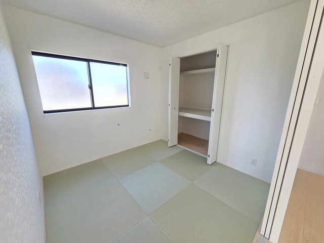 新築　太田市新田上江田町第1　クレイドルガーデン　１号棟の和室|現地写真　リビング隣の和室はお子様の遊び部屋としてもちょうどいいですね♪							
