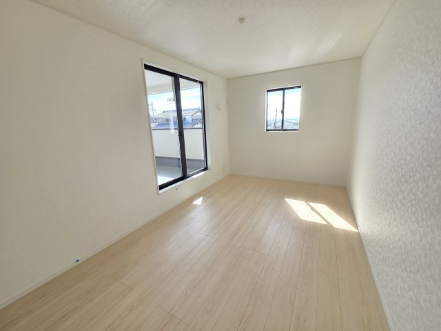 新築　太田市新田上江田町第1　クレイドルガーデン　１号棟の洋室|現地写真　二面採光で明るく風通しの良い洋室♪					
　					
					
