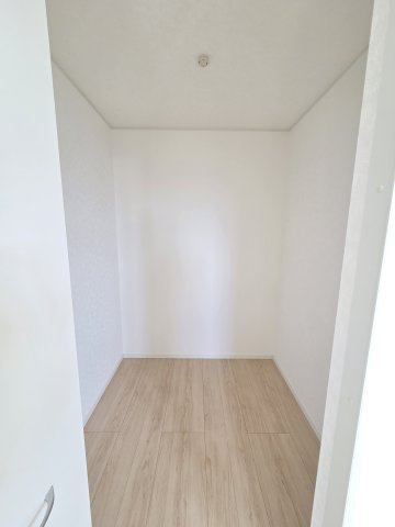 新築　太田市新田上江田町第1　クレイドルガーデン　１号棟の収納|現地写真　主寝室の大型のウォークインクローゼットは収納ラクラク、お部屋スッキリ♪							
						
						

