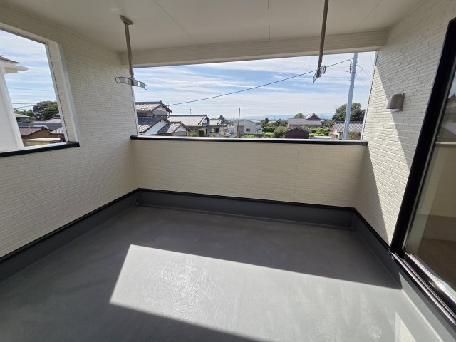新築　太田市新田上江田町第1　クレイドルガーデン　１号棟のバルコニー|現地写真　日当たりの良いバルコニーは気持ちよく洗濯物が干せます♪							
							
					
　　