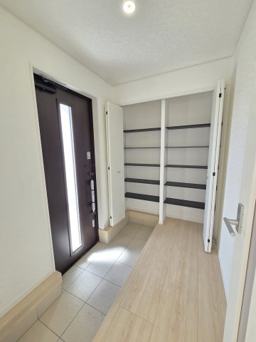 新築　太田市新田上江田町第1　クレイドルガーデン　１号棟の玄関|現地写真　３０足以上収納できる下駄箱、狭い玄関もスッキリ使用できます。							
