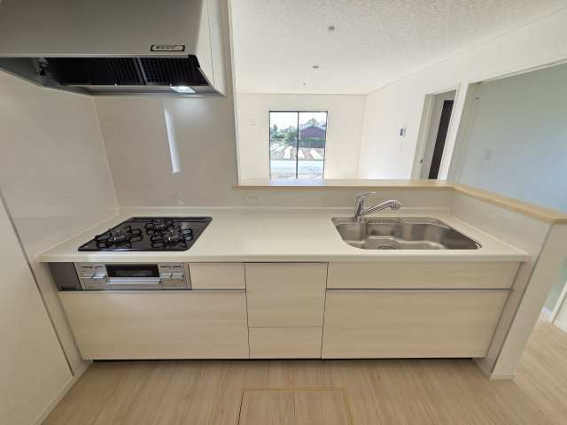 新築　太田市新田上江田町第1　クレイドルガーデン　１号棟のキッチン|現地写真　間口2550ｍｍで作業スペースも広々！換気扇も汚れが付きにくくお掃除がし易い設計です♪
