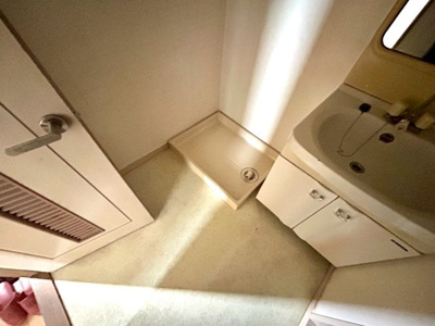 【脱衣所】 | リバティーハイツ星が丘 | 洗面脱衣所は「体を綺麗に整える場所」という目的と役割を持っています。そして便利で使い勝手のいい「体を綺麗に整える場所」にするためには、配置や動線、照明や収納計画をしっかりと検討しておく必要があります。