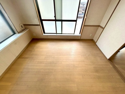 【洋室】 | リバティーハイツ星が丘 | 洋室のメリットは重い家具が置きやすく、身の回りが整理しやすいことです。 床がフローリングのため畳とは異なり凹みにくいです。 クローゼットなど収納が豊富で、普段使わない旅行カバンや服の整頓も簡単にです。