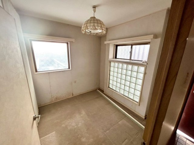 【寝室】 | リバティーハイツ星が丘 | 寝室でゆっくりと過ごすためにはベッド周りの適度な空間を担保することや窓の位置、照明の明るさ、寝室の広さなどを考える必要があります。自身や家族の構成とライフスタイルに併せて寝室にする部屋を選びましょう！