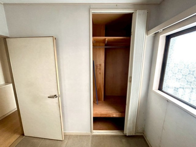 【収納】 | リバティーハイツ星が丘 | デザイン性を重視しすぎて収納が少なかった！なんてことにならないため、事前に現地で収納の数を確認しておくことをお勧めします。クローゼット以外にも床下収納や屋根裏収納、パントリーなどもチェックしましょう。