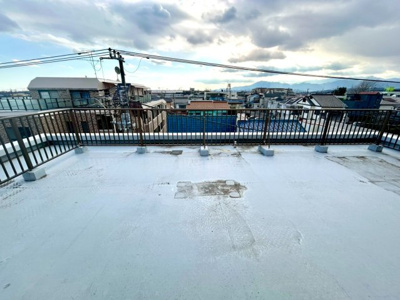 【バルコニー】 | リバティーハイツ星が丘 | バルコニーは、室外の専用スペースのうち、「屋根がなく開放された空間」であるものを指します。ベランダより広いタイプのものが多く、日当たりもよいため家庭菜園などを楽しみたい人にとって適した環境となります。