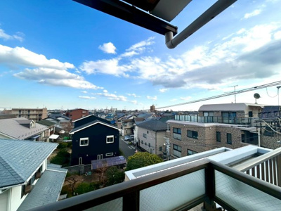 【展望】 | リバティーハイツ星が丘 | 眺望の良さを楽しめるダイニングキッチンで家族団らんの時間を過ごしてはいかがでしょうか。バルコニーから見える景色を家族で眺める時間は、時間が経つのを忘れてしまいそうですね。是非、現地を見に行きましょう！