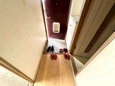 【玄関】 | リバティーハイツ星が丘 | 玄関は家の顔でもあり、家族以外の目にも止まる場所です。玄関は外との間を仕切る扉、靴などをしまっておく収納スペース、靴脱ぎのたたきスペース、来客とのやり取りをするドアホンなど複数のアイテムからなります。