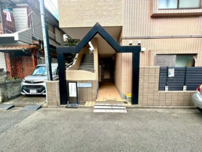 【エントランス】 | リバティーハイツ星が丘 | マンションのエントランスには、もともと風よけや防犯の役割がありますが、マンションによって宅配ボックスなどの設備が備わっている所もあります。日々の生活をイメージしながら生活しやすさをチェックしましょう。