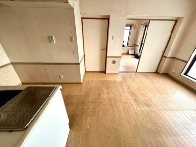 【居間・リビング】 | リバティーハイツ星が丘 | リビングの間取りの種類は大きくわけてリビングとダイニングが別になっているタイプ、リビングダイニング一体型です。どちらも一長一短ですので、家を選ぶ時はその両面をチェックして決めるようにしましょう。
