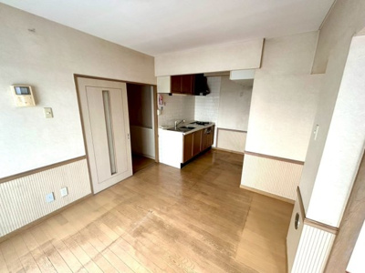 【居間・リビング】 | リバティーハイツ星が丘 | 直線タイプはLとDKを一直線に並べた形で対面キッチンのタイプです。一般的なのでよく見かけるかもしれません。直線タイプに似た直接アイランドタイプは、キッチンとダイニングの間に壁がない分広く感じられます。