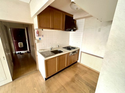 【キッチン】 | リバティーハイツ星が丘 | 標準的なシステムキッチンの横幅は、165cm～300cm程度です。2100・2400・2550・2700などミリ単位で表記されます。普段どのように料理をするのかを想定しながら合ったサイズを選びましょう