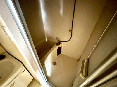 【浴室】 | リバティーハイツ星が丘 | 入浴時の快適さも大事なことですが、綺麗な状態を維持できなければ気持ちよく入浴できません。毎日の掃除が楽という点は大事なポイントになります！カビが生えにくく掃除がしやすい、壁や浴槽を選ぶといいでしょう。