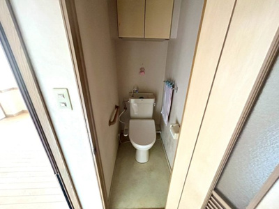 【トイレ】 | リバティーハイツ星が丘 | トイレは大きさや形、機能、抗菌性などが異なる多種多彩なタイプが各メーカーから出ています。それぞれに良さがあるため、事前にどういったタイプのトイレがいいのかをご家庭内で決めて、内見に行くといいでしょう。