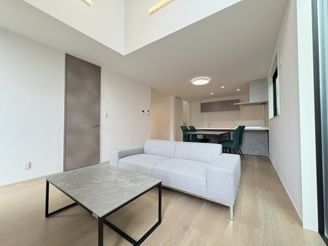 ＼新築モデルハウス／　好評販売中！　浜松市中央区楊子町１期　全１邸の居間・リビング|家具付きのリビングです。