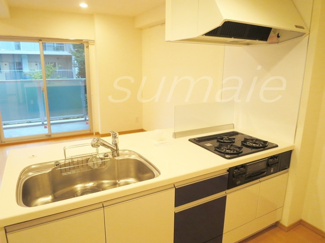 ロイヤルパークスリバーサイドのキッチン|キッチンはシステムキッチンで3口グリル付きです☆