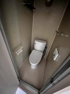 【トイレ】 | 新ゆりｸﾞﾘｰﾝﾀｳﾝアカシア街区３号棟 | ✰トイレは温水洗浄便座付き♪人気のバストイレ別です♪
