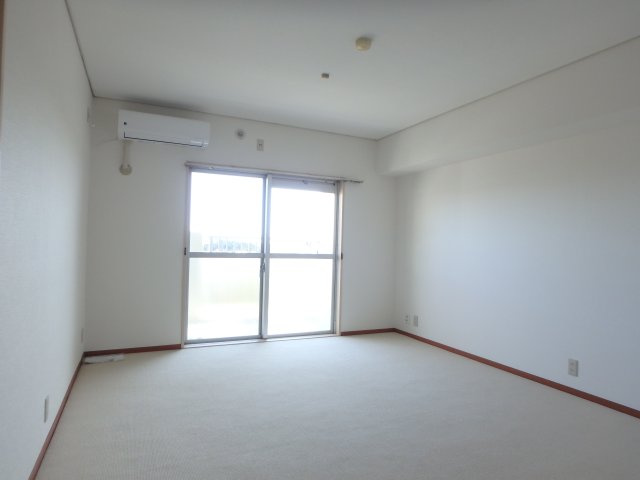 【居間・リビング】 | 新ゆりｸﾞﾘｰﾝﾀｳﾝアカシア街区３号棟 | ✰バルコニーに繋がるお部屋です♪
