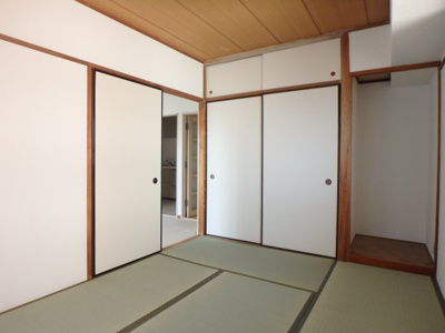 【寝室】 | 新ゆりｸﾞﾘｰﾝﾀｳﾝアカシア街区３号棟 | ✰バルコニーに繋がる角部屋です！