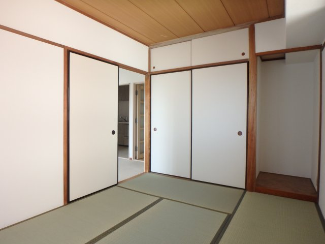 【寝室】 | 新ゆりｸﾞﾘｰﾝﾀｳﾝアカシア街区３号棟 | ✰バルコニーに繋がる角部屋です！