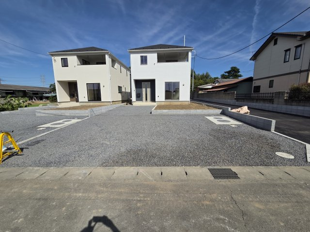 新築　太田市新田上江田町第1　クレイドルガーデン　2号棟の駐車場|現地写真　駐車スペースは並列3台分可能です！
