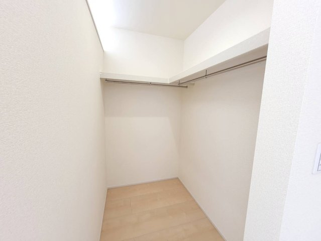 【LiveleGarden】宇都宮市岩曽町 第3 全2邸の収納|〇ウォークインクローゼット〇
枕棚にはバッグなどの小物類を収納できますのでお部屋をいつでもすっきり保てます。増えていくお洋服やご家族での思い出の品もしっかりと収納します♪
※2026年4月撮影