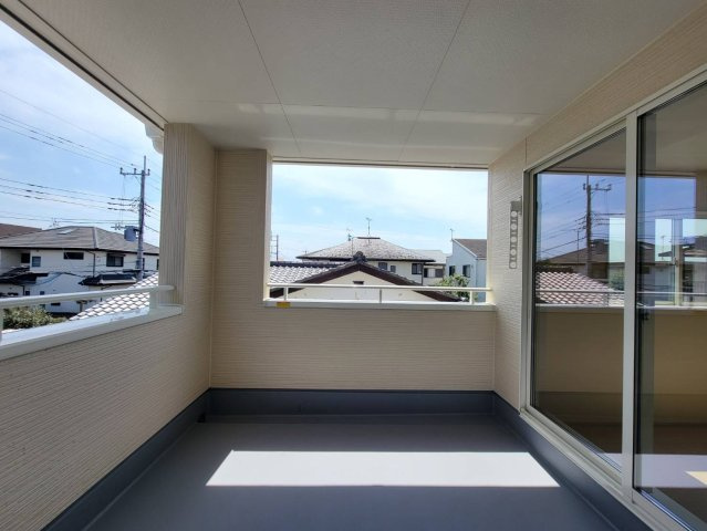 【LiveleGarden】宇都宮市岩曽町 第3 全2邸のバルコニー|〇インナーバルコニー〇
ワイドなインナーバルコニーです♪二部屋から出入りできる広々バルコニーなのでお洗濯ものはもちろん、運ぶのが大変なお布団も楽々干せます♪
※2026年4月撮影