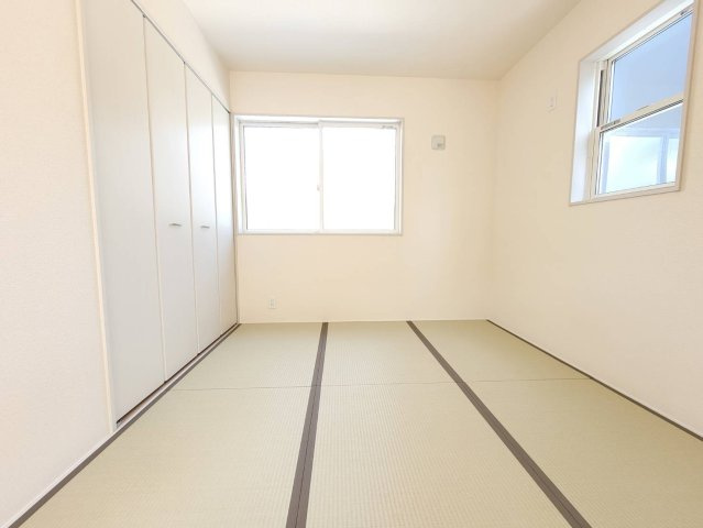 【LiveleGarden】宇都宮市岩曽町 第3 全2邸の和室|〇1F和室4.5帖〇
リビングと一体で広く利用でき、座ってくつろげる和の空間です。扉が付いた和室は、ご両親やお友達がお泊りに来ても、お互いが気にせずゆっくりくつろげます♪
※2026年4月撮影