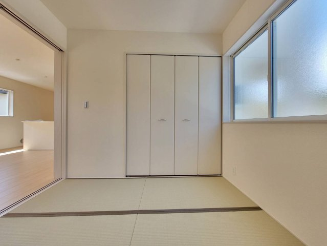 【LiveleGarden】宇都宮市岩曽町 第3 全2邸の和室|〇1F和室4.5帖〇
和室の押入れには、予備の布団や枕、座布団などをすっきり収納することができます。
※2026年4月撮影