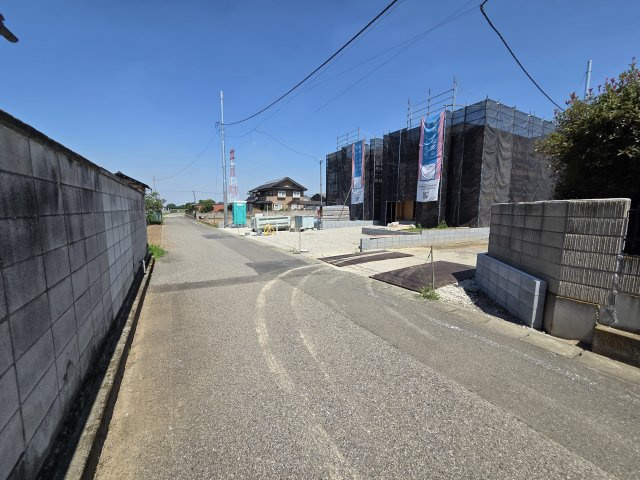 新築　太田市新田上江田町第1　クレイドルガーデン　3号棟の前面道路含む現地写真|現地写真　東側接道幅員約5ｍ			
	