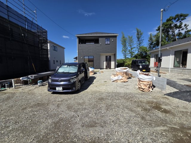 新築　太田市新田上江田町第1　クレイドルガーデン　3号棟の駐車場|現地写真　駐車スペースは並列3台分可能です！
