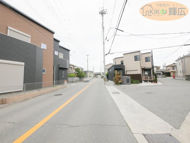 加古郡播磨町北本荘1丁目　中古戸建の前面道路含む現地写真