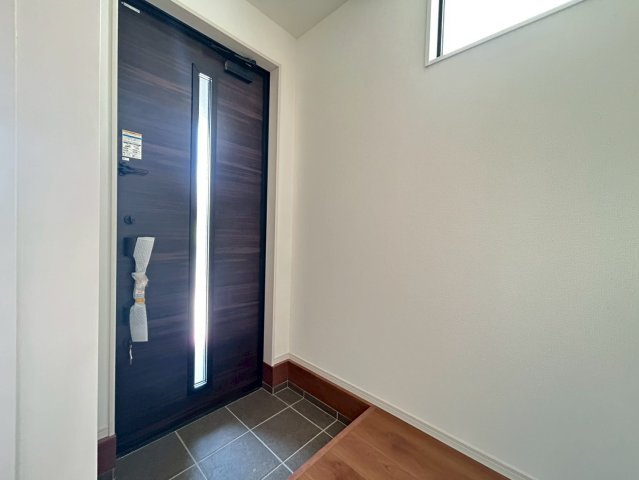 新築戸建　一宮市多加木1期　全3区画分譲の玄関|玄関ドアからの光が玄関ホールを明るくしてくれます。
