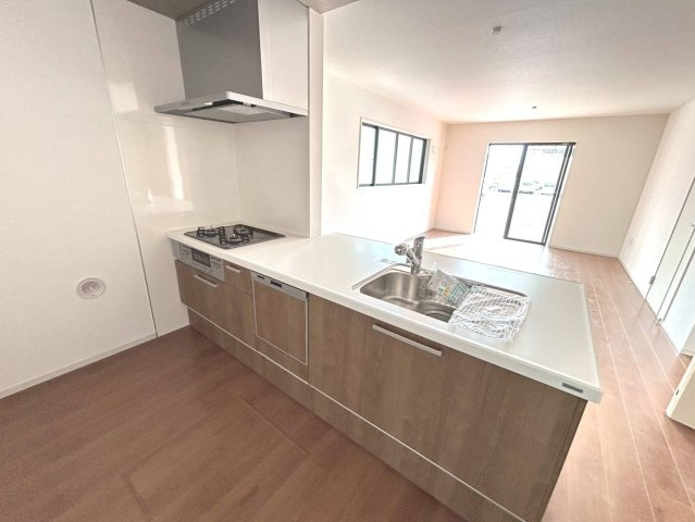 新築戸建　一宮市多加木1期　全3区画分譲のキッチン|ステンレスをワークスペース部分トップに使用した機能的で美しいシステムキッチンを使用しています。