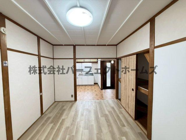松丘町戸建　賃貸の居間・リビング|居間です